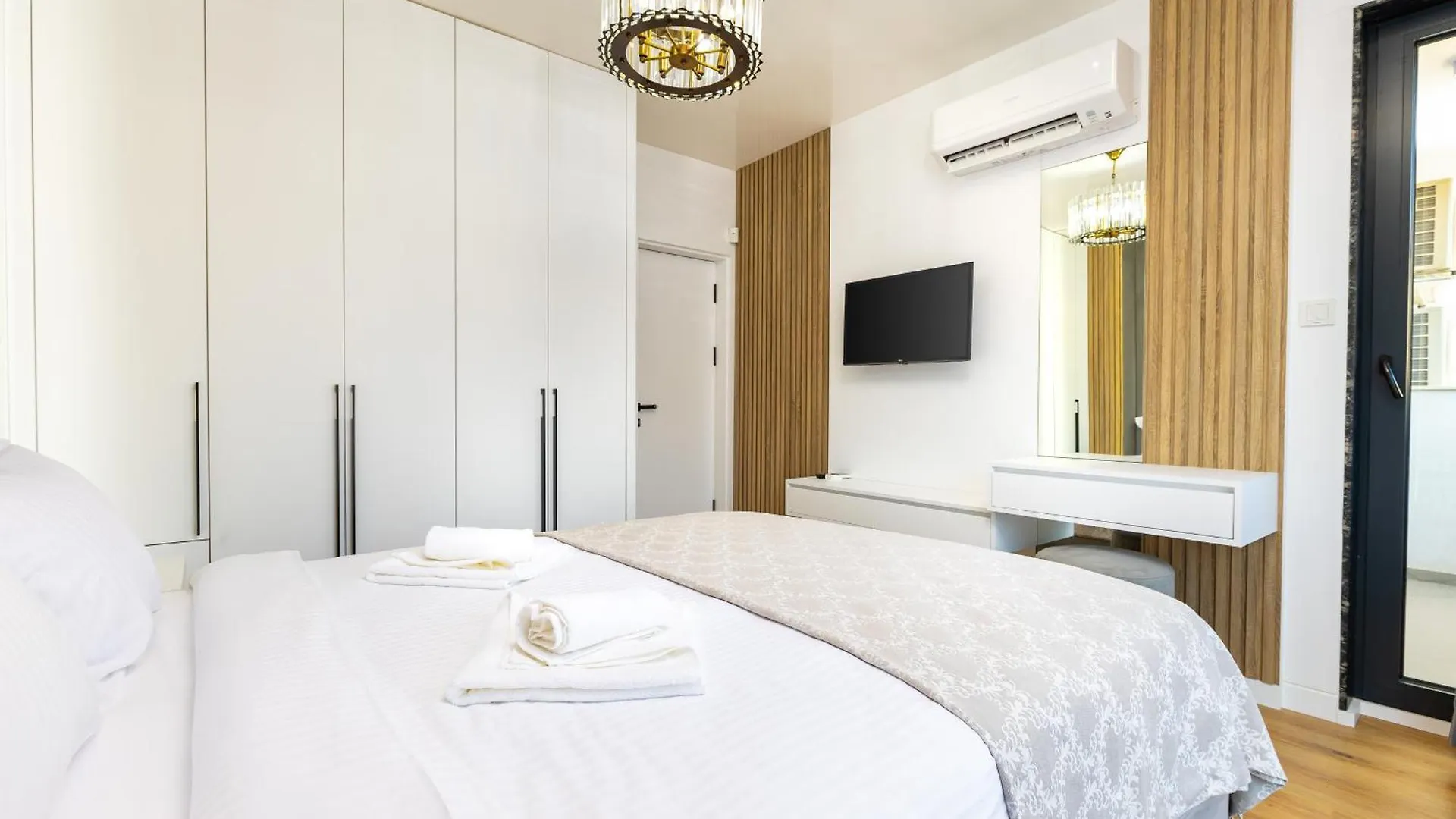 Two-Bedroom Apartments With Free Parking And 6Min To Center Plovdiv